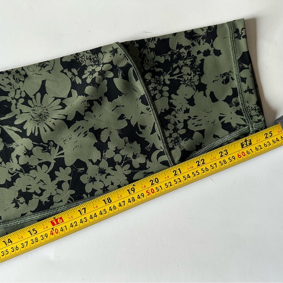 •LULULEMON• Everlux In Movement 25” Efflorescent Pattern EUC size 10 Green/Black - Picture 8 of 10